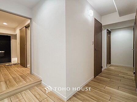 上質感漂う廊下。居住者の帰り、訪れる方を優しく迎える・安らぎに満ちた生活空間を予感させる。