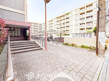 前面道路含む現地写真『快適』は「家」と「街」と「環境」が調和した時に訪れるだと改めて感じさせてくれます。