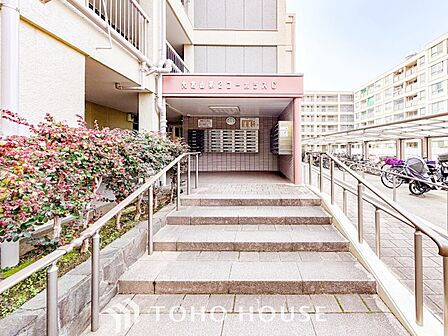 プライベート感が高まるシックな装いのエントランス。