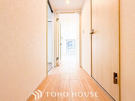 上質感漂う廊下。居住者の帰り、訪れる方を優しく迎える・安らぎに満ちた生活空間を予感させる。