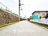 外観：前面道路含む現地写真『快適』は「家」と「街」と「環境」が調和した時に訪れるだと改めて感じさせてくれます。