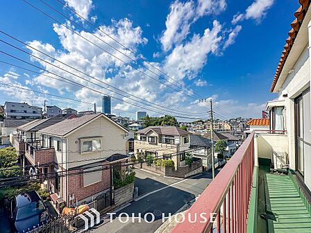 豊かな眺望にふさわしい空間には、通風・採光にも優れ、心地よい光と風があふれています。