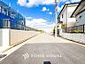 外観：前面道路含む現地写真『快適』は「家」と「街」と「環境」が調和した時に訪れるだと改めて感じさせてくれます。