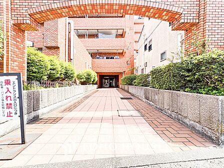 プライベート感が高まるシックな装いのエントランス。