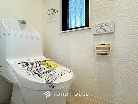 トイレはシンプルにホワイトで統一した温水洗浄付です。