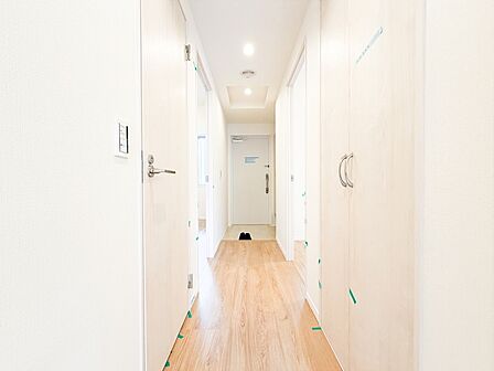 上質感漂う廊下。居住者の帰り、訪れる方を優しく迎え安らぎに満ちた生活空間を予感させます。