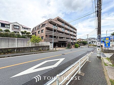 前面道路含む現地写真『快適』は「家」と「街」と「環境」が調和した時に訪れるだと改めて感じさせてくれます。