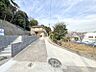 外観：前面道路含む現地写真『快適』は「家」と「街」と「環境」が調和した時に訪れるだと改めて感じさせてくれます。