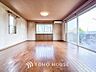 室内：あたたかい日差しがたっぷり降り注ぐLDKは自然と家族の顔があかるい笑顔に。