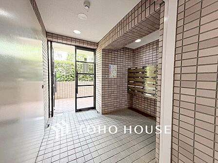 住まう誇らしさと安心感を演出する落ち着いた雰囲気のエントランス。