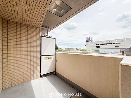 暮らしの中で光と風を演出してくれるバルコニー。