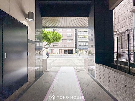 外と内をつなぐロビーは、落ち着いた雰囲気を漂わせた上質な空間です。
