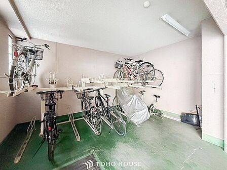 屋根付きの自転車置き場もあり安心です。