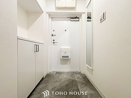 居住者の帰り、訪れる方を優しく迎えてくれる玄関です。