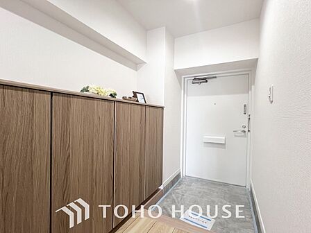 落ち着いた色を基調としていて、明るく優しい玄関となっています。