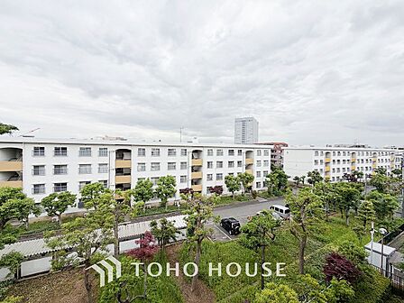 豊かな眺望にふさわしい空間には、通風・採光にも優れ、心地よい光と風があふれています。