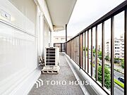 心地よい風を肌で感じることのできるバルコニー。