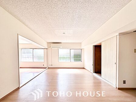 光と風があふれる開放的なリビングダイニングには自然と家族みんなが集まってきます。
