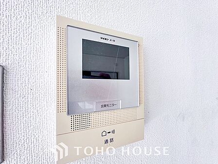 誰が来てもわかる様にモニター付きインターホンを設置。