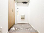 居住者の帰り、訪れる方を優しく迎えてくれる開放感のある玄関。