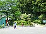 周辺：神奈川大学や捜真女学院などアカデミックな環境が広がるエリアに立地する公園。滑り台や小さな遊具があります。