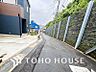 外観：前面道路含む現地写真『快適』は「家」と「街」と「環境」が調和した時に訪れるだと改めて感じさせてくれます。