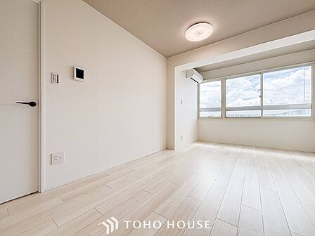 爽やかな色合いのフローリングと清潔感の溢れるクロスが明るい空間を創り出しているリビングダイニング。