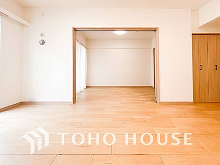 爽やかな色合いのフローリングと清潔感の溢れるクロスが明るい空間を創り出しているリビングダイニング。