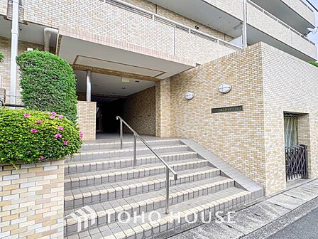 シャープでスタイリッシュなデザインが印象的な洗練の住まい。居住者を温かく迎えてくれる。