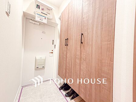 落ち着いた色を基調としていて、明るく優しい玄関となっています。