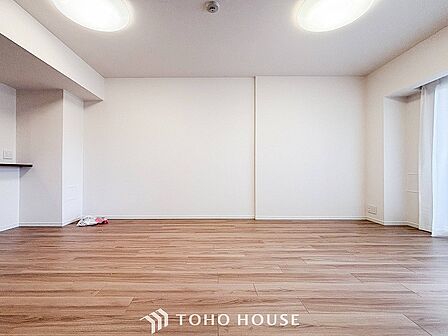 やわらかな陽射しがふりそそぎ、室内に開放感と爽快感をもたらします。