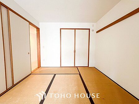 リビングに隣接した洋室。開け放してリビングと一体化してお使いいただくのもいいですね。