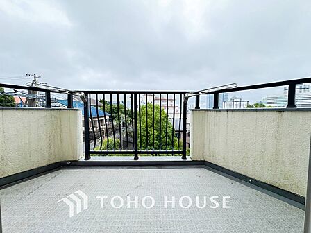 暮らしの中で光と風を演出してくれるバルコニー。のびかな景観も眺めることができます。