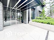 シャープでスタイリッシュなデザインが印象的な洗練の住まい。居住者を温かく迎えてくれる。