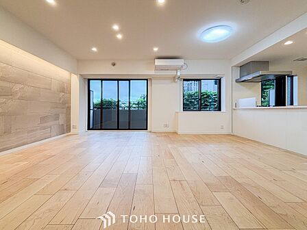 明るく開放的な空間が広がるLDK。室内には豊かな陽光が注ぎ込み、爽やかな住空間を演出。