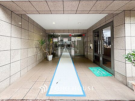 住む人や訪れる人やさしくエスコートするエントランスアプローチ。
