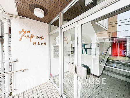 プライベート感が高まるシックな装いのエントランス。