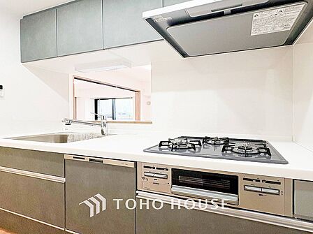 お手入れのしやすいすっきりしたシステムキッチンを採用しました。