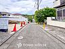 外観：前面道路含む現地写真『快適』は「家」と「街」と「環境」が調和した時に訪れるだと改めて感じさせてくれます。