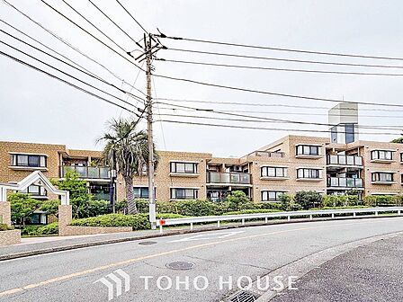 前面道路含む現地写真『快適』は「家」と「街」と「環境」が調和した時に訪れるだと改めて感じさせてくれます。