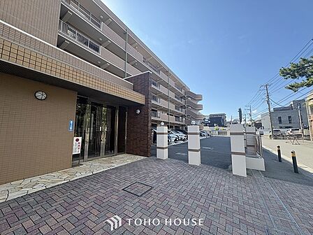 プライベート感が高まる、居住者を優しく迎え入れてくれるエントランス。