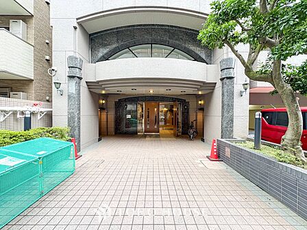住む人や訪れる人やさしくエスコートする玄関アプローチ。