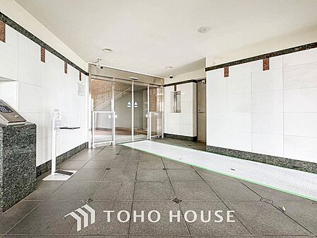 住まう誇らしさと安心感を演出する落ち着いた雰囲気のエントランス。