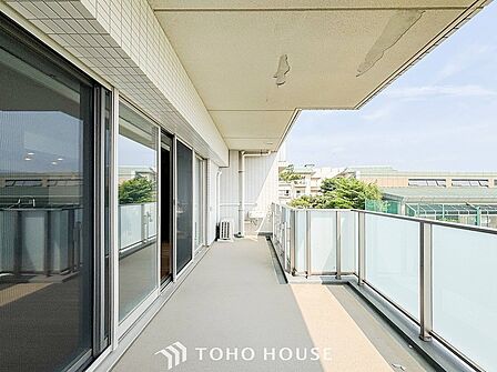 暮らしの中で光と風を演出してくれるバルコニー。