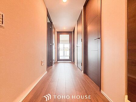 上質感漂う廊下。居住者の帰り、訪れる方を優しく迎え安らぎに満ちた生活空間を予感させます。
