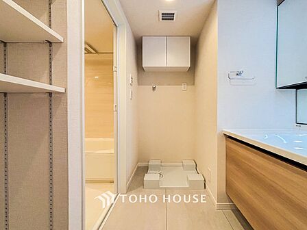 落ち着いた空間を演出するカラーと、ゆったりお使い頂ける広さが魅力のパウダールーム。