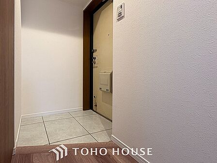 居住者の帰り、訪れる方を優しく迎えてくれる開放感のある玄関。