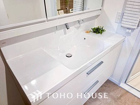 洗面台・洗面所十分な大きさの洗面台は、朝の慌ただしい時間でも余裕とゆとりを感じて頂けます。