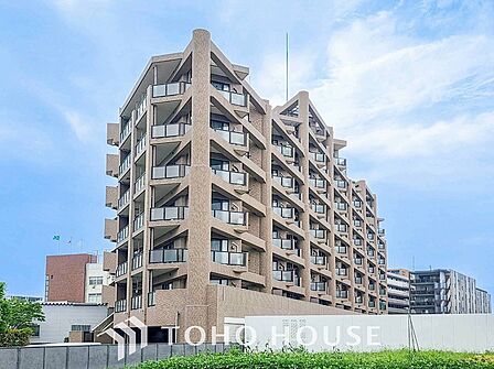 時代の流れに惑わされないシックなカラートーンで街並みに溶け込む外観。