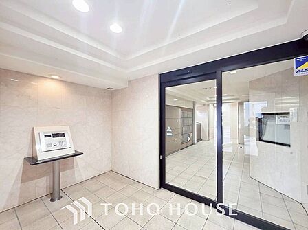 プライベート感が高まるシックな装いのエントランス。